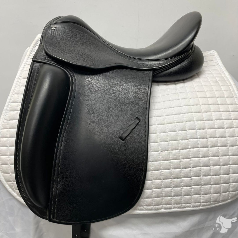 County 17.5" N Fusion Dressage Saddle