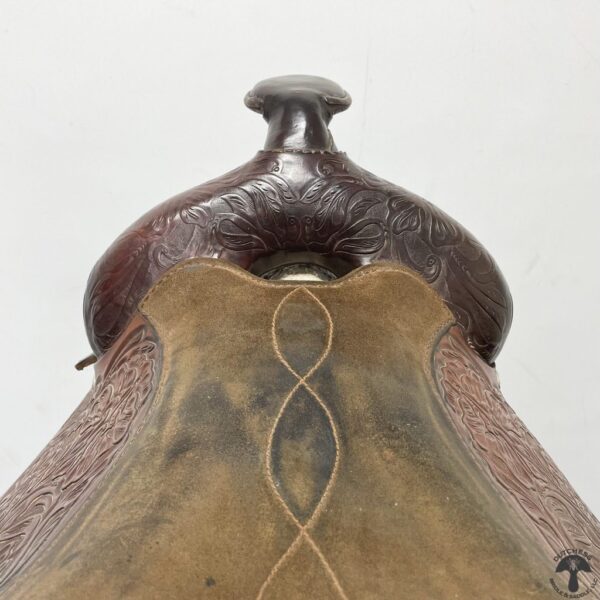 A close up of the top of a saddle