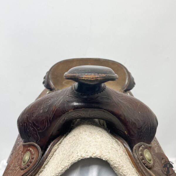 A close up of the top part of a horse 's saddle.