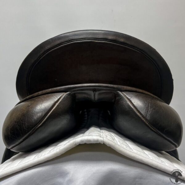 A close up of the back end of a horse 's saddle.