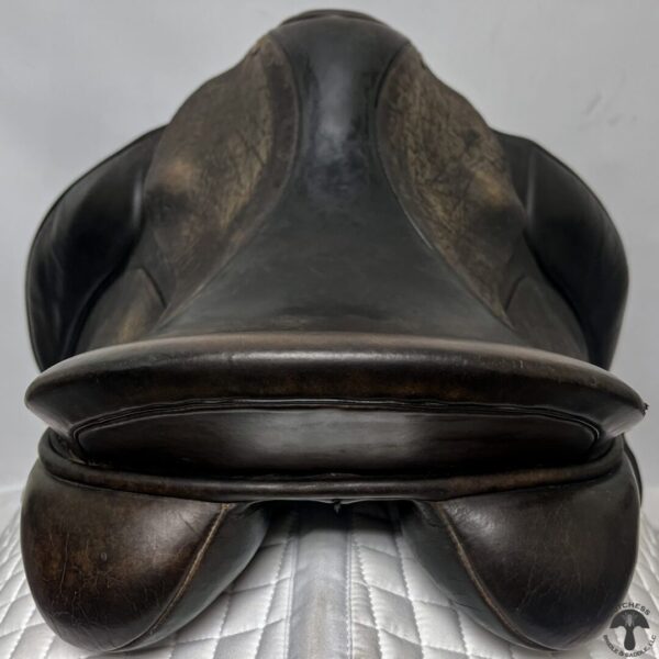 A close up of the back end of a horse 's saddle.