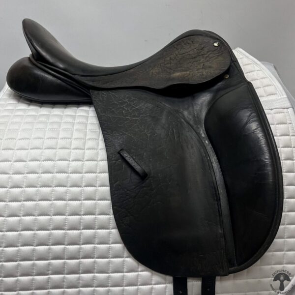 A close up of the saddle on a horse