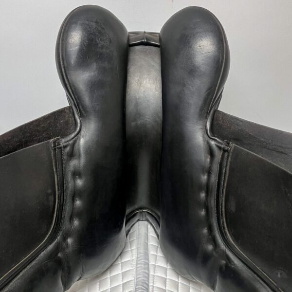 A close up of the back end of a horse 's saddle.