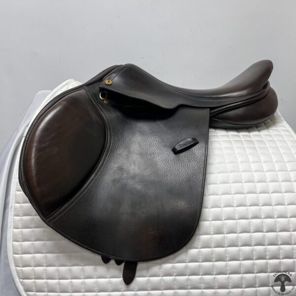 A saddle sitting on top of a white pad.