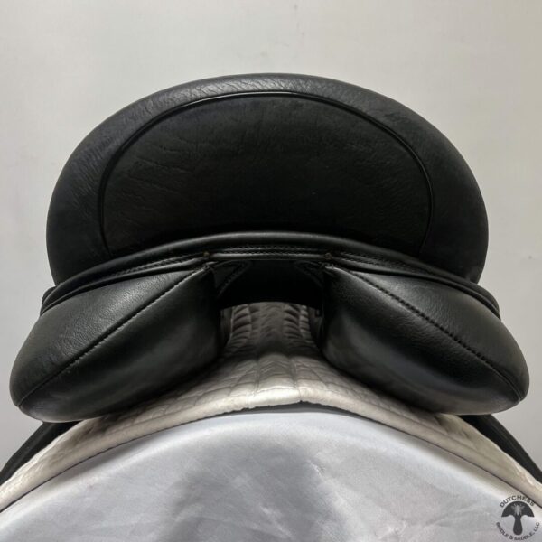 A close up of the back end of a black saddle.