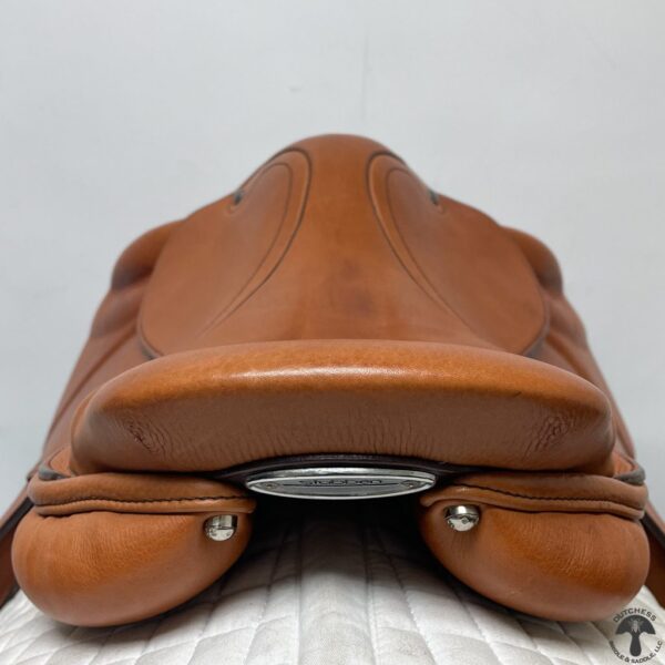 A close up of the back end of a saddle