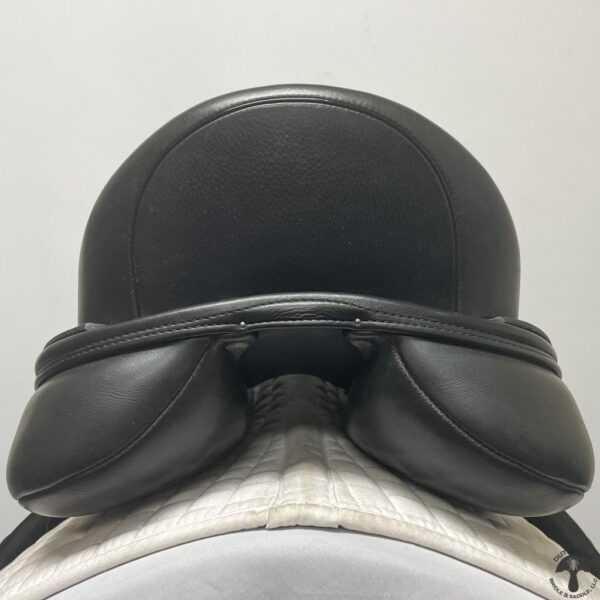 A close up of the top part of a horse 's saddle.