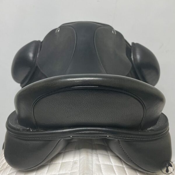 A close up of the back end of a black saddle