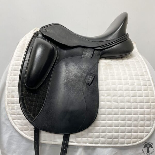 A black saddle sitting on top of a white pad.