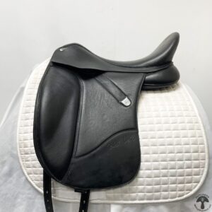 A black saddle sitting on top of a white pad.