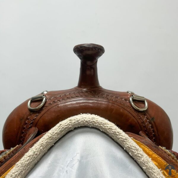 A close up of the top part of a saddle