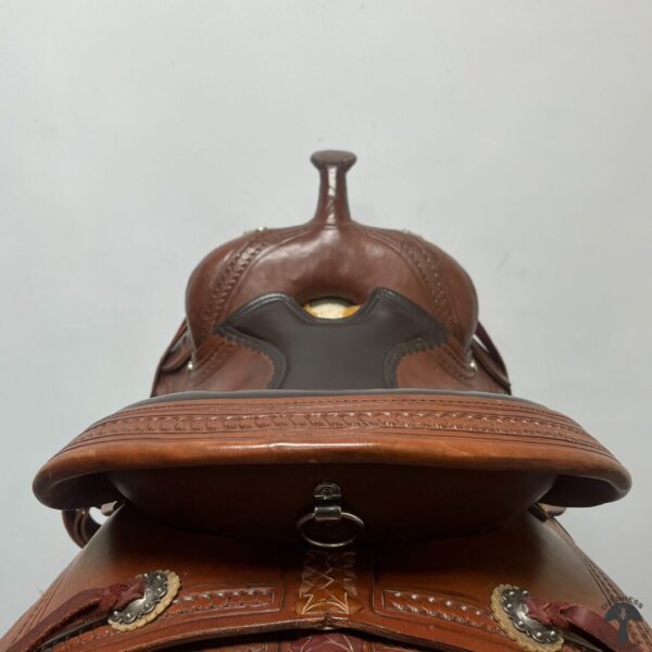 A close up of the top part of a saddle