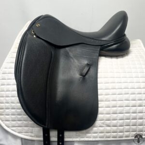 A black saddle sitting on top of a white pad.