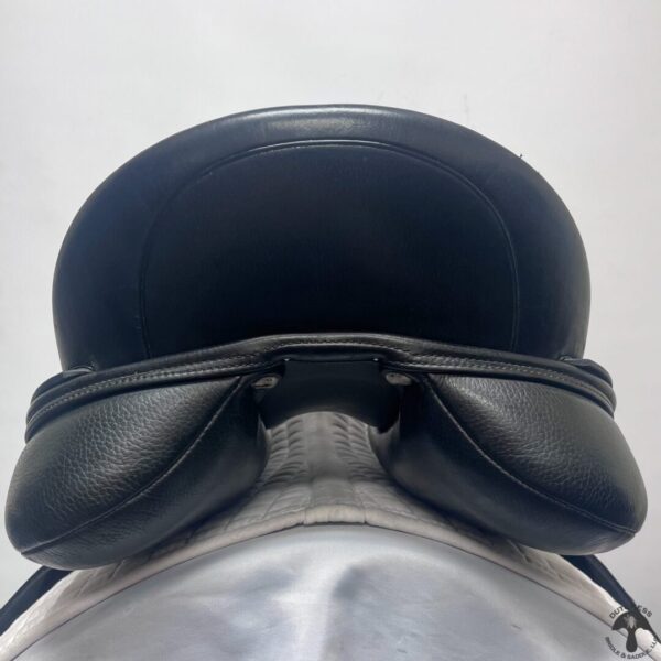 A close up of the top part of a horse 's saddle.