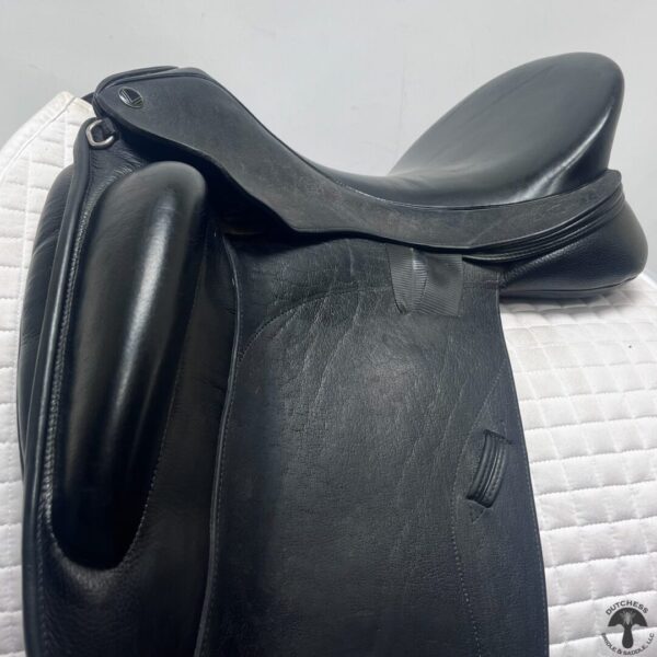 A close up of the back end of a black saddle.