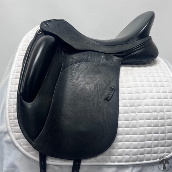 A close up of the saddle on a horse