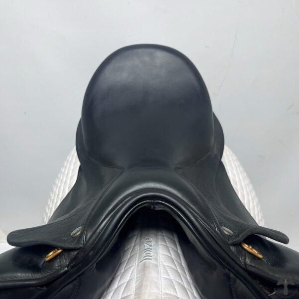 A close up of the back end of a horse 's saddle.