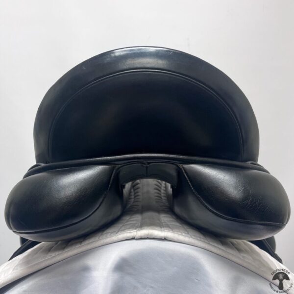 A close up of the back end of a horse 's saddle.