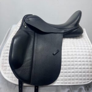 A black saddle sitting on top of a white blanket.