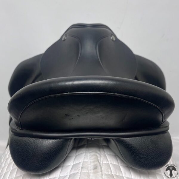 A close up of the back end of a black saddle