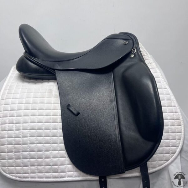 A black saddle sitting on top of a white pad.