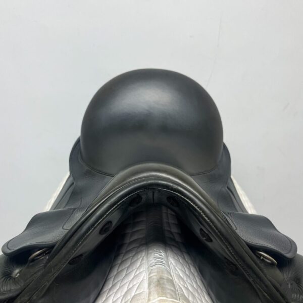 A close up of the top part of a horse 's saddle.