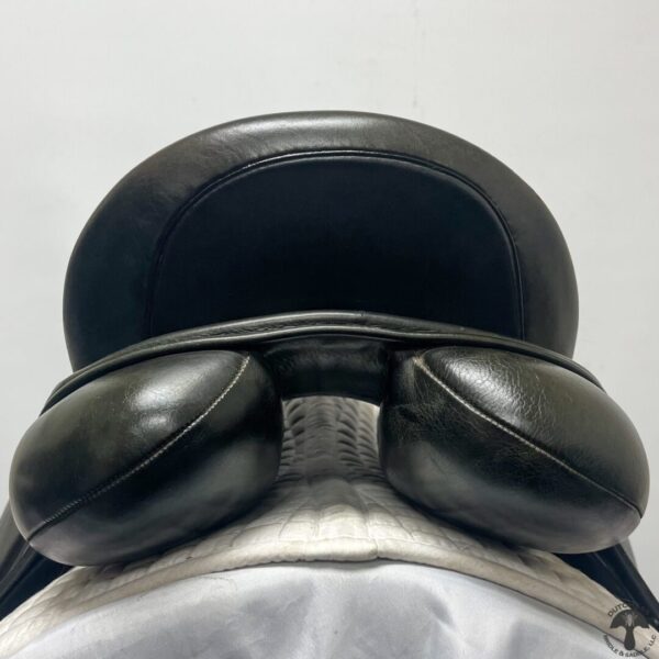 A close up of the top part of a horse 's saddle.