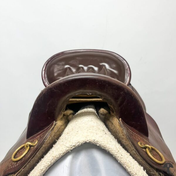 A close up of the top part of a horse 's saddle.