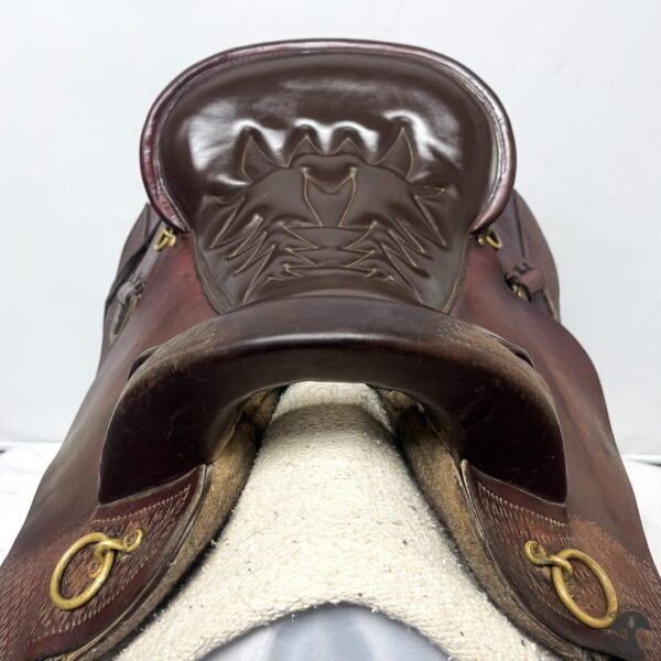 A close up of the top part of a horse 's saddle.