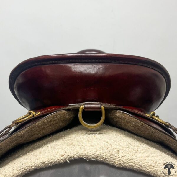 A close up of the top part of a saddle