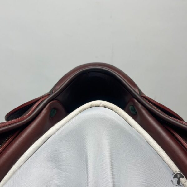 A close up of the top part of a horse 's saddle.