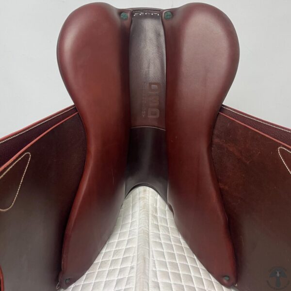 A close up of the back end of a saddle.