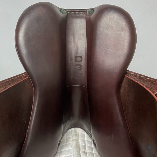 A close up of the back end of a horse saddle.