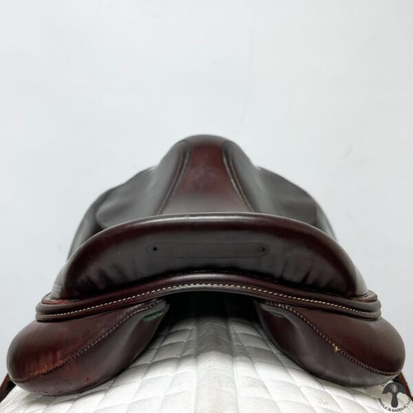 A close up of the top part of a saddle