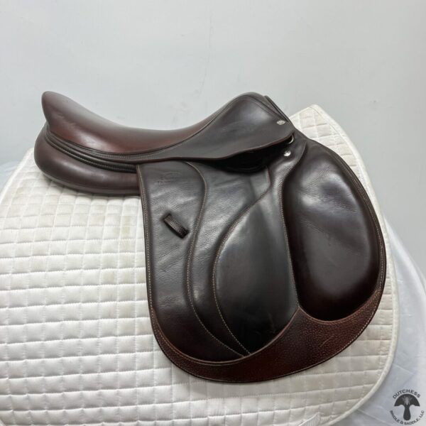 A saddle sitting on top of a white pad.