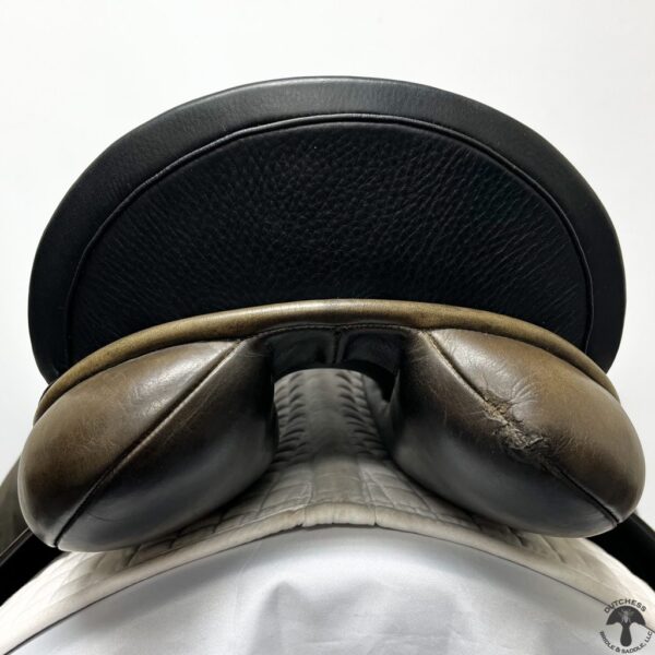 A close up of the back end of a jockey 's saddle.