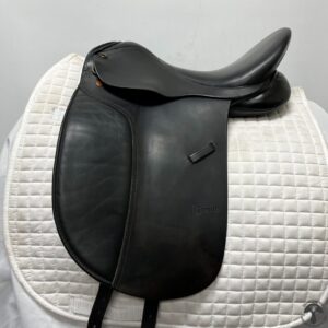 A black saddle sitting on top of a white pad.