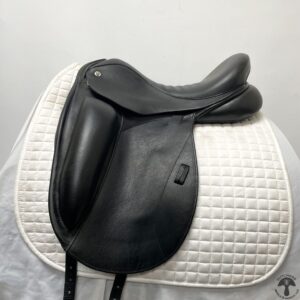 A black saddle sitting on top of a white pad.