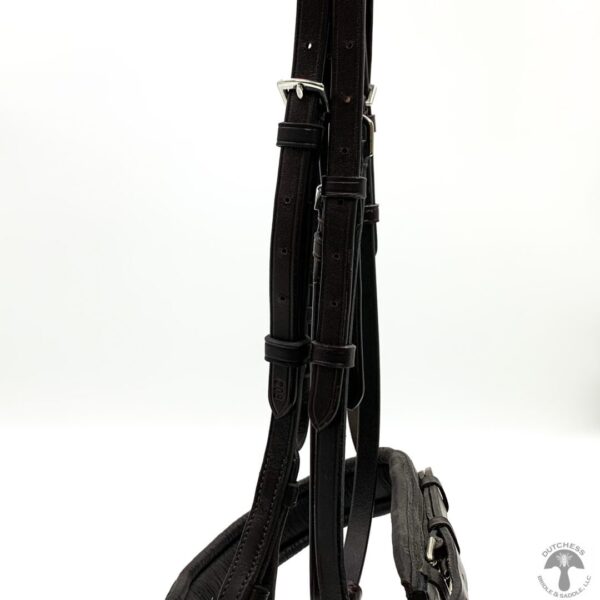 A black harness with two straps attached to it.