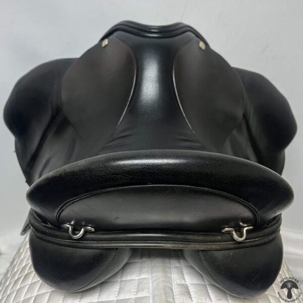 A close up of the back end of a black saddle