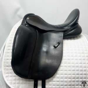 A black saddle sitting on top of a white pad.