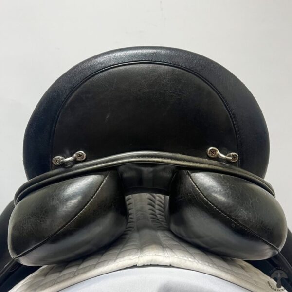 A close up of the back end of a black saddle.