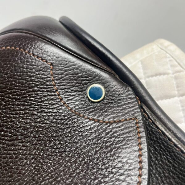 A close up of the blue dot on the saddle.