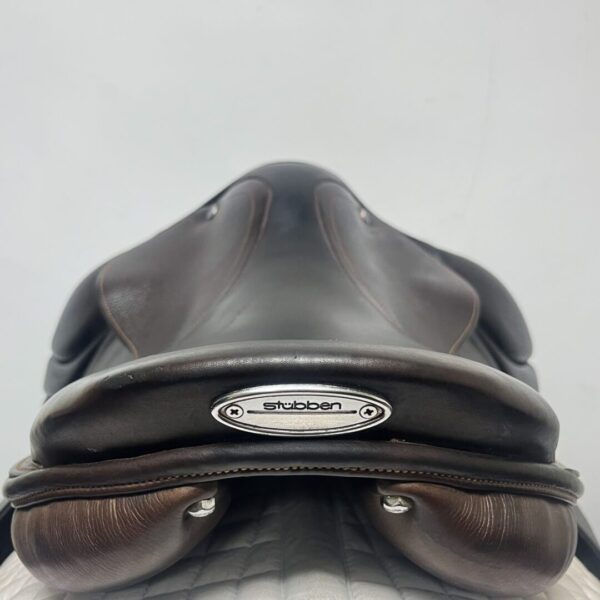 A close up of the top part of a horse 's saddle.