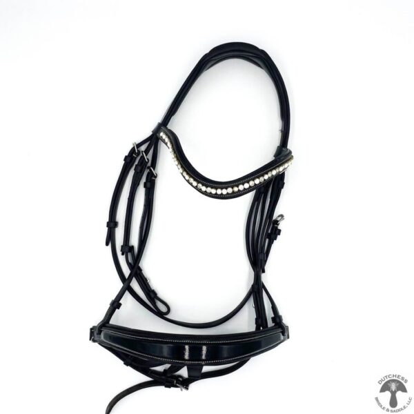 A black bridle with silver chain on it