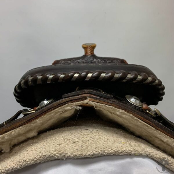 A close up of the top part of a saddle