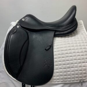 A black saddle sitting on top of a white blanket.