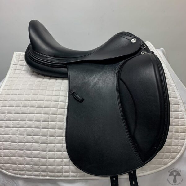 A black saddle sitting on top of a white mat.