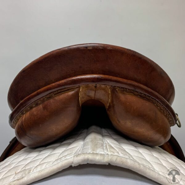 A close up of the top part of a horse 's saddle.