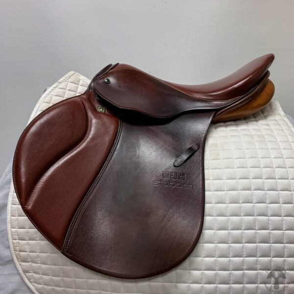 A close up of the saddle on a horse.